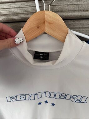 Hype and Vice Women’s White Kentucky Graphic Crop Top